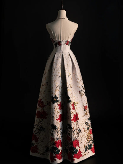 Robe de bal longue en satin, coupe trapèze, décolleté cœur, ornée d'appliqués floraux, référence N577
