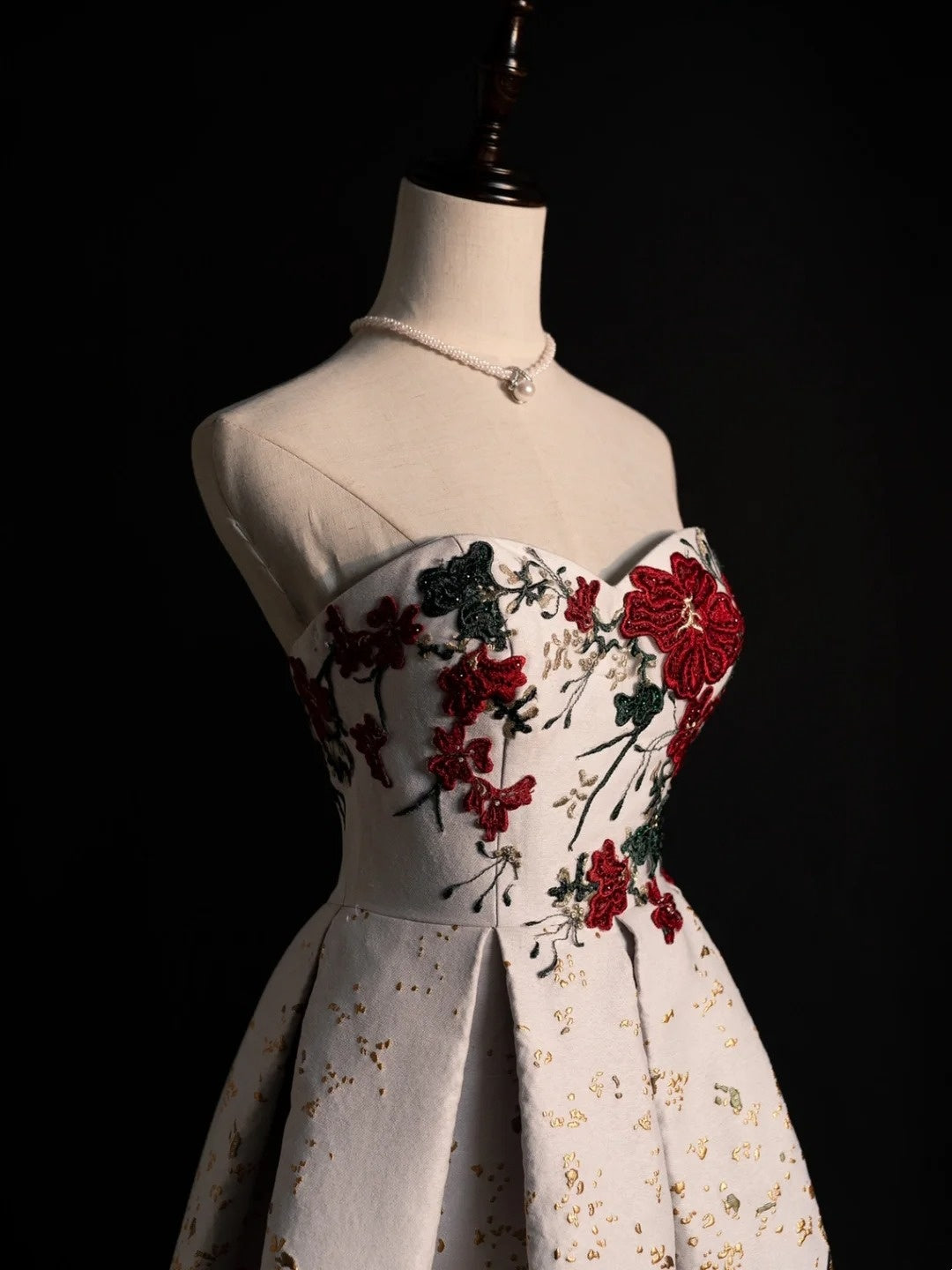Robe de bal longue en satin, coupe trapèze, décolleté cœur, ornée d'appliqués floraux, référence N577
