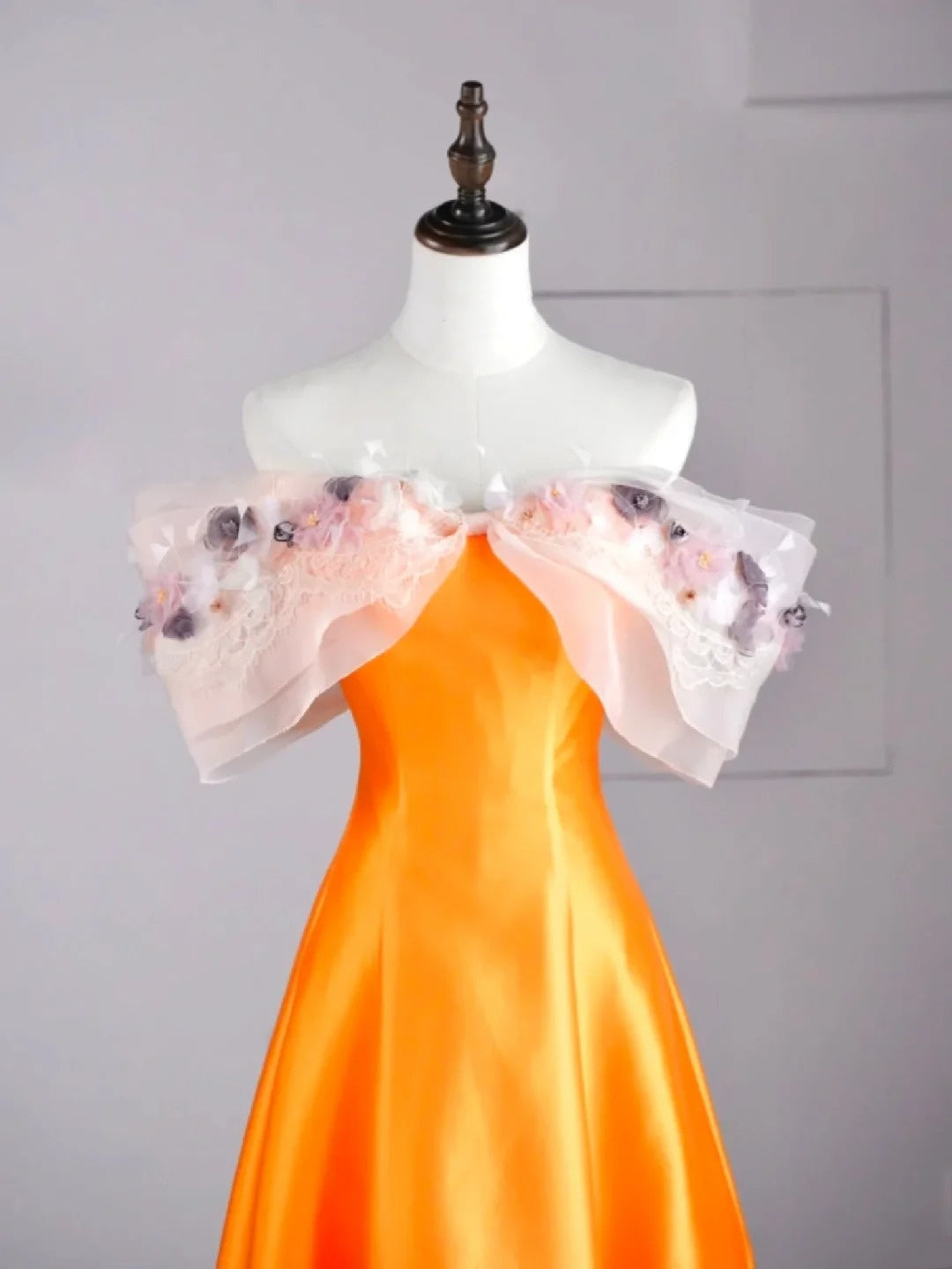 Robe de bal longue orange en satin, coupe trapèze, épaules dénudées, ornée d'appliqués, N579