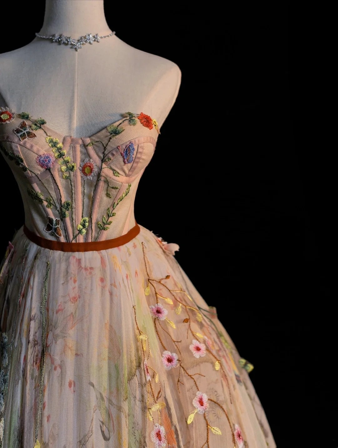 Robe de bal longue en tulle fleuri, coupe trapèze, décolleté cœur, modèle N580