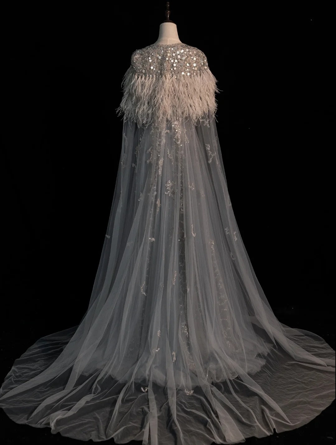 Elegantes, langes Abendkleid aus silbergrauem Tüll mit V-Ausschnitt und perlenbesetztem Oberteil (A-Linie) – Modell N581