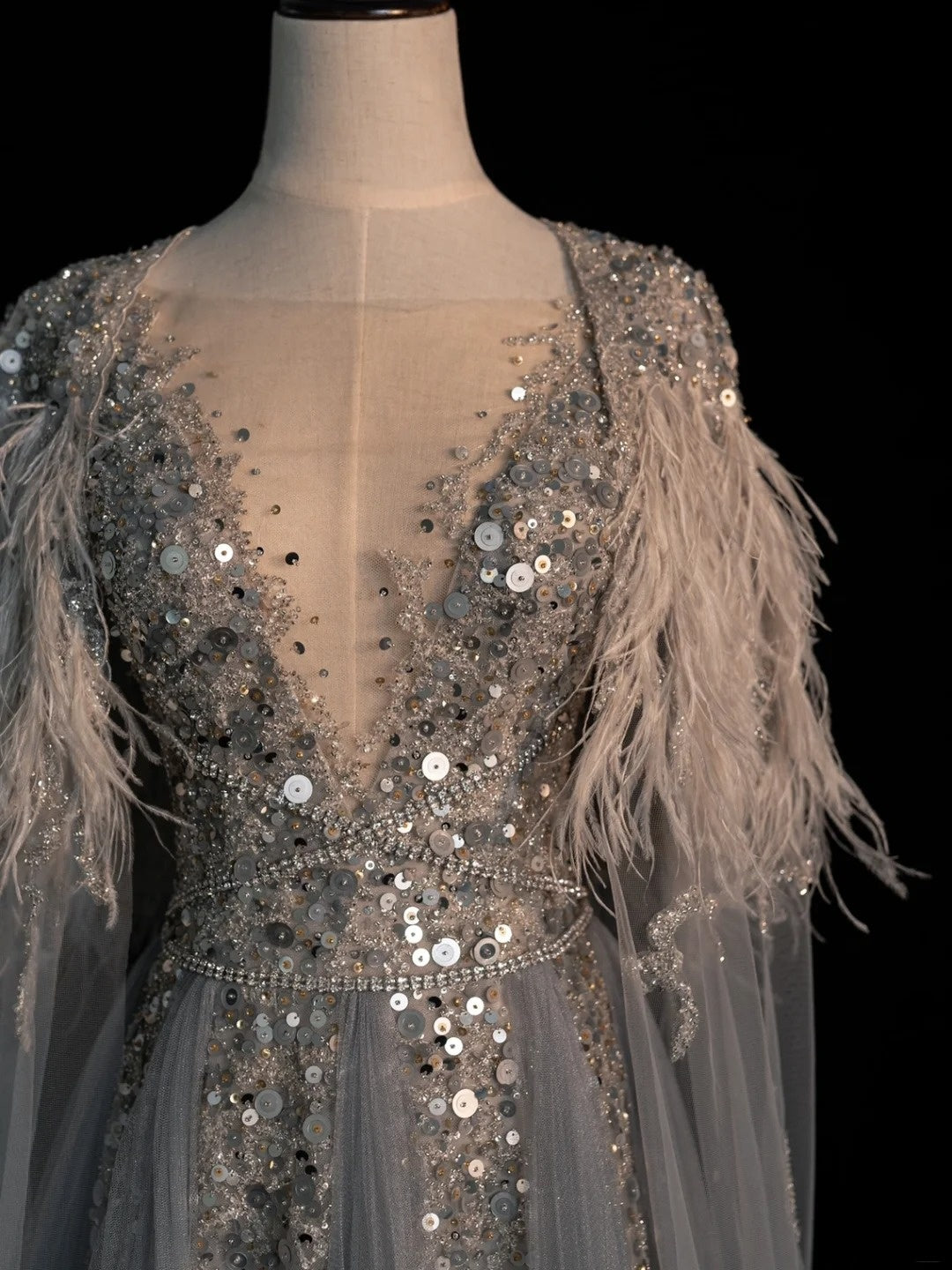 Elegantes, langes Abendkleid aus silbergrauem Tüll mit V-Ausschnitt und perlenbesetztem Oberteil (A-Linie) – Modell N581