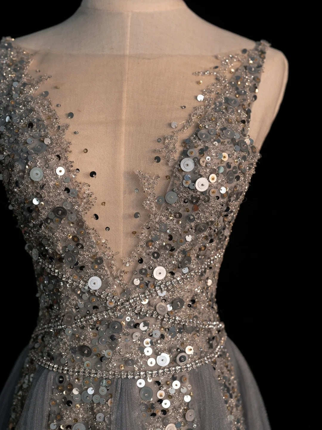 Elegantes, langes Abendkleid aus silbergrauem Tüll mit V-Ausschnitt und perlenbesetztem Oberteil (A-Linie) – Modell N581