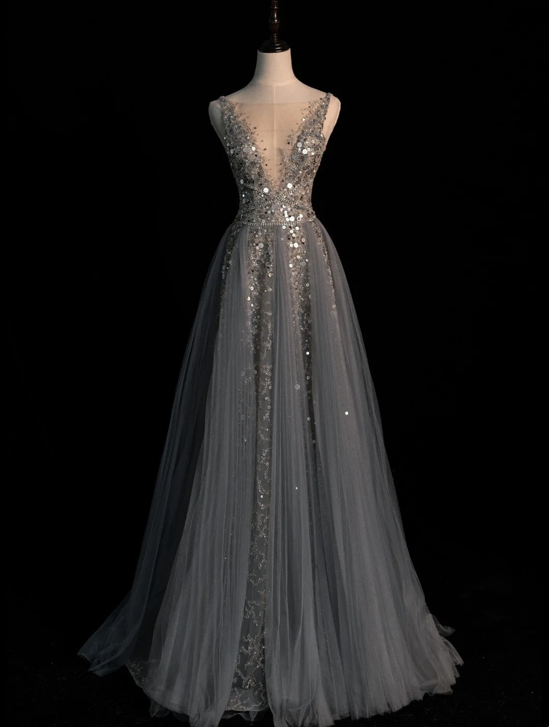 Elegantes, langes Abendkleid aus silbergrauem Tüll mit V-Ausschnitt und perlenbesetztem Oberteil (A-Linie) – Modell N581