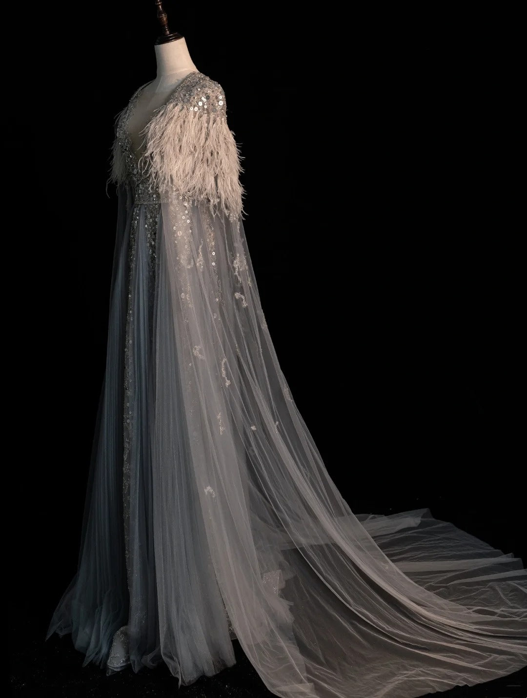 Elegantes, langes Abendkleid aus silbergrauem Tüll mit V-Ausschnitt und perlenbesetztem Oberteil (A-Linie) – Modell N581