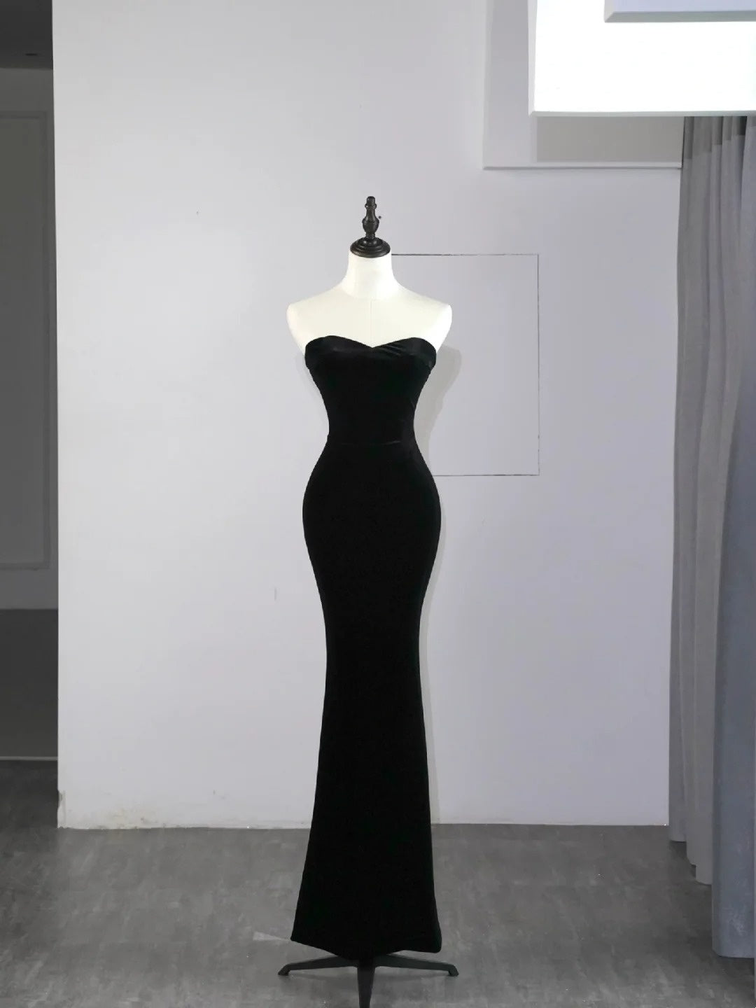 Robe de bal longue sirène en velours noir avec cape et décolleté cœur, N582