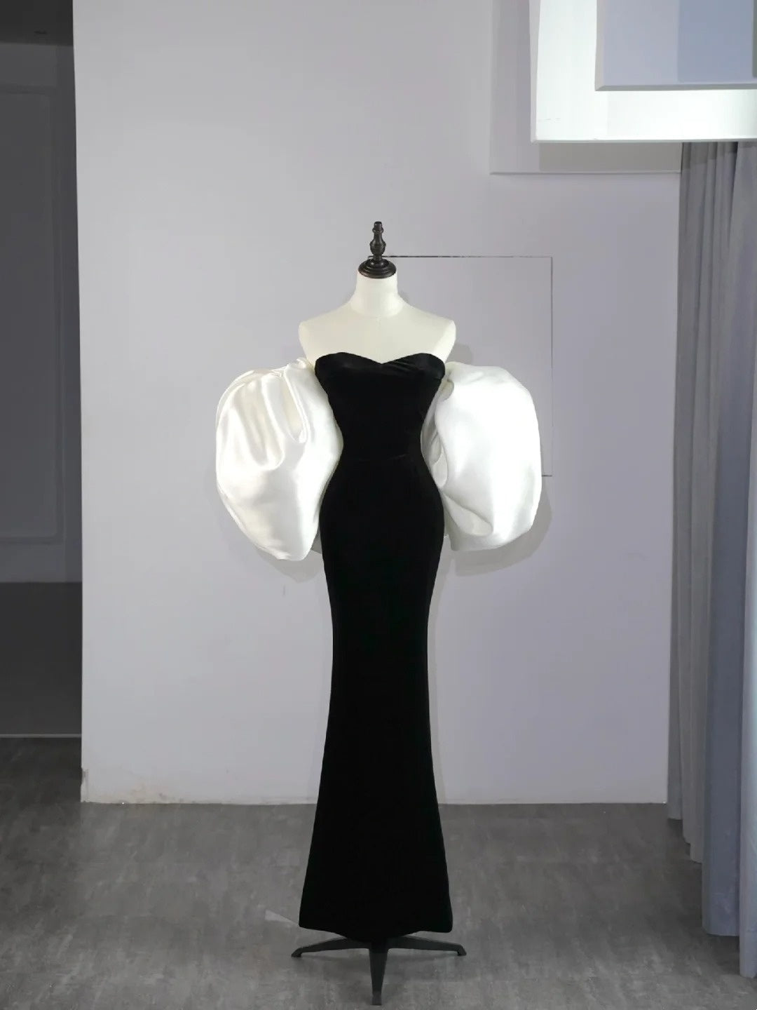 Robe de bal longue sirène en velours noir avec cape et décolleté cœur, N582