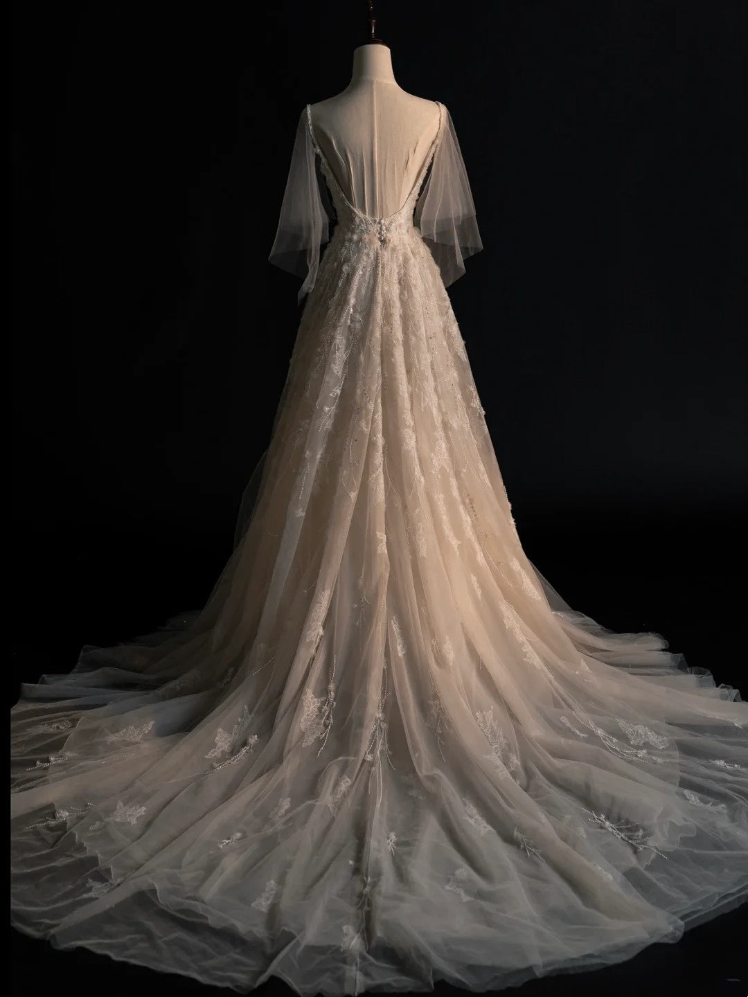Robe de mariée civile, coupe trapèze, bretelles spaghetti, imprimé floral blanc, corsage orné de perles, modèle N584