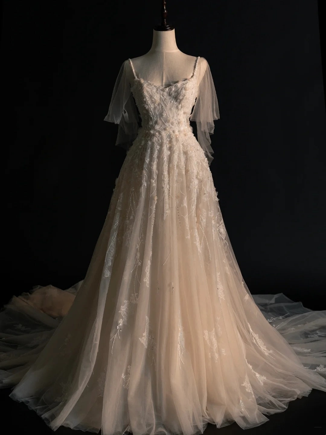 Robe de mariée civile, coupe trapèze, bretelles spaghetti, imprimé floral blanc, corsage orné de perles, modèle N584