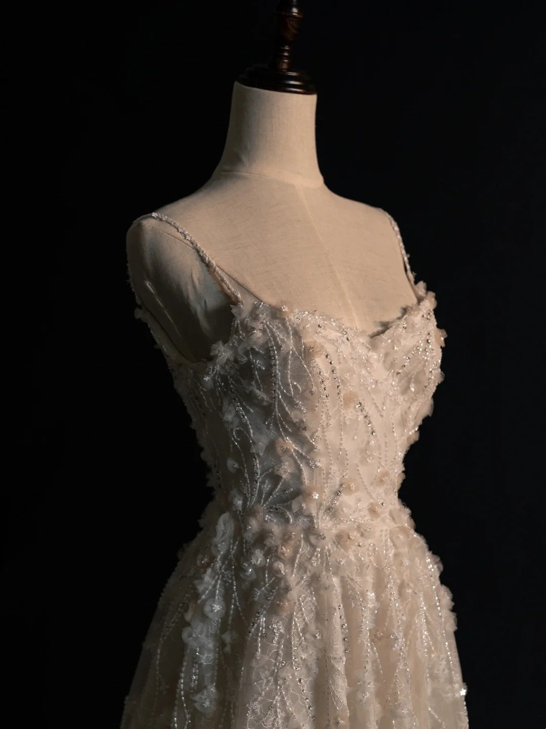 Robe de mariée civile, coupe trapèze, bretelles spaghetti, imprimé floral blanc, corsage orné de perles, modèle N584