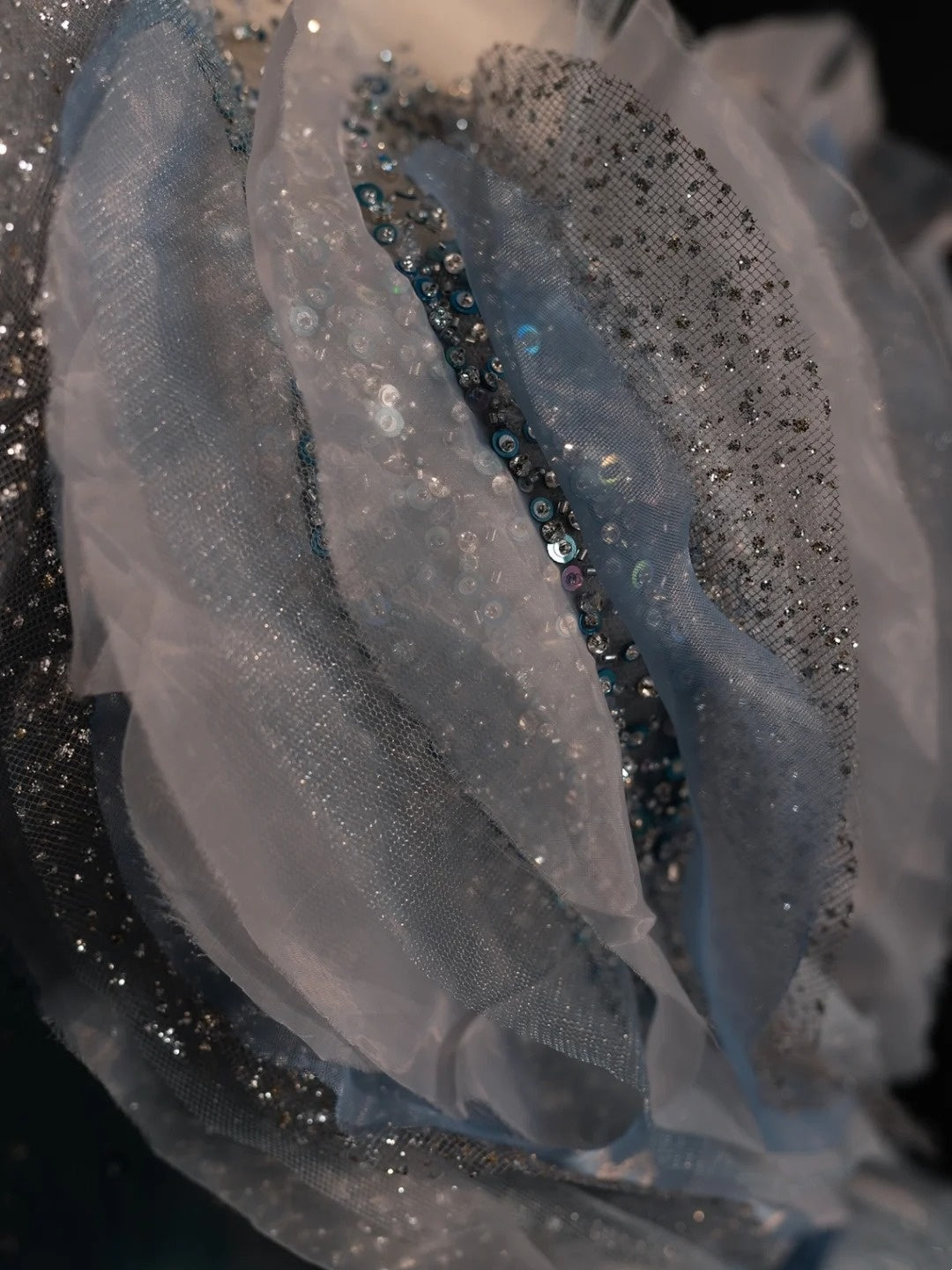 Robe de bal longue en tulle bleu-gris à bustier cœur et volants, coupe trapèze, référence N585