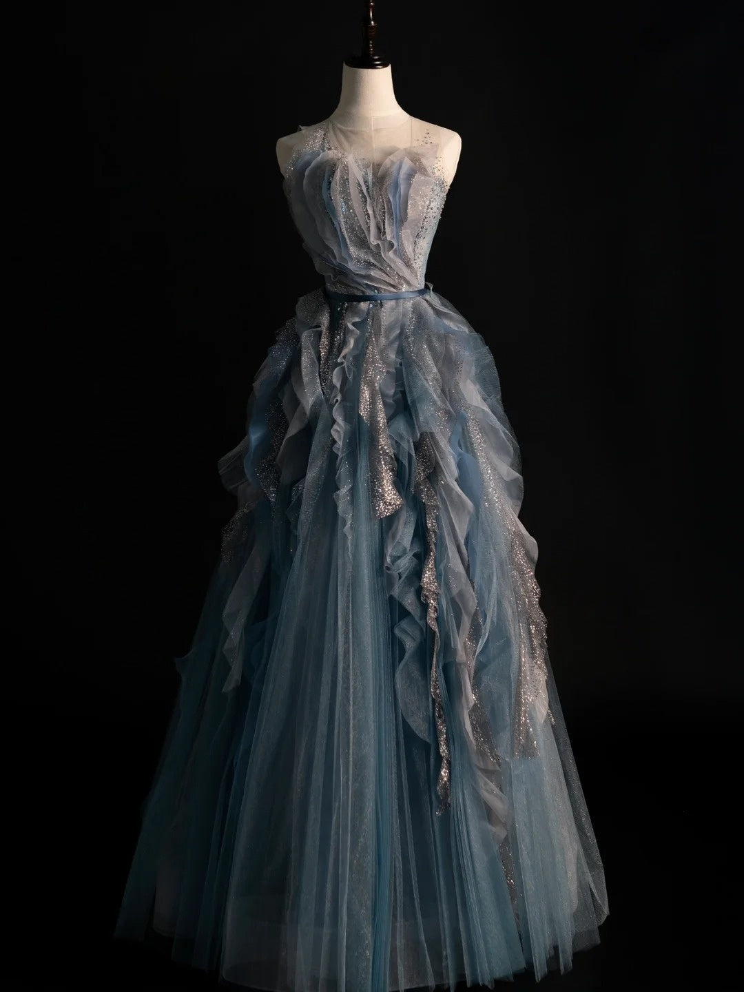 Robe de bal longue en tulle bleu-gris à bustier cœur et volants, coupe trapèze, référence N585