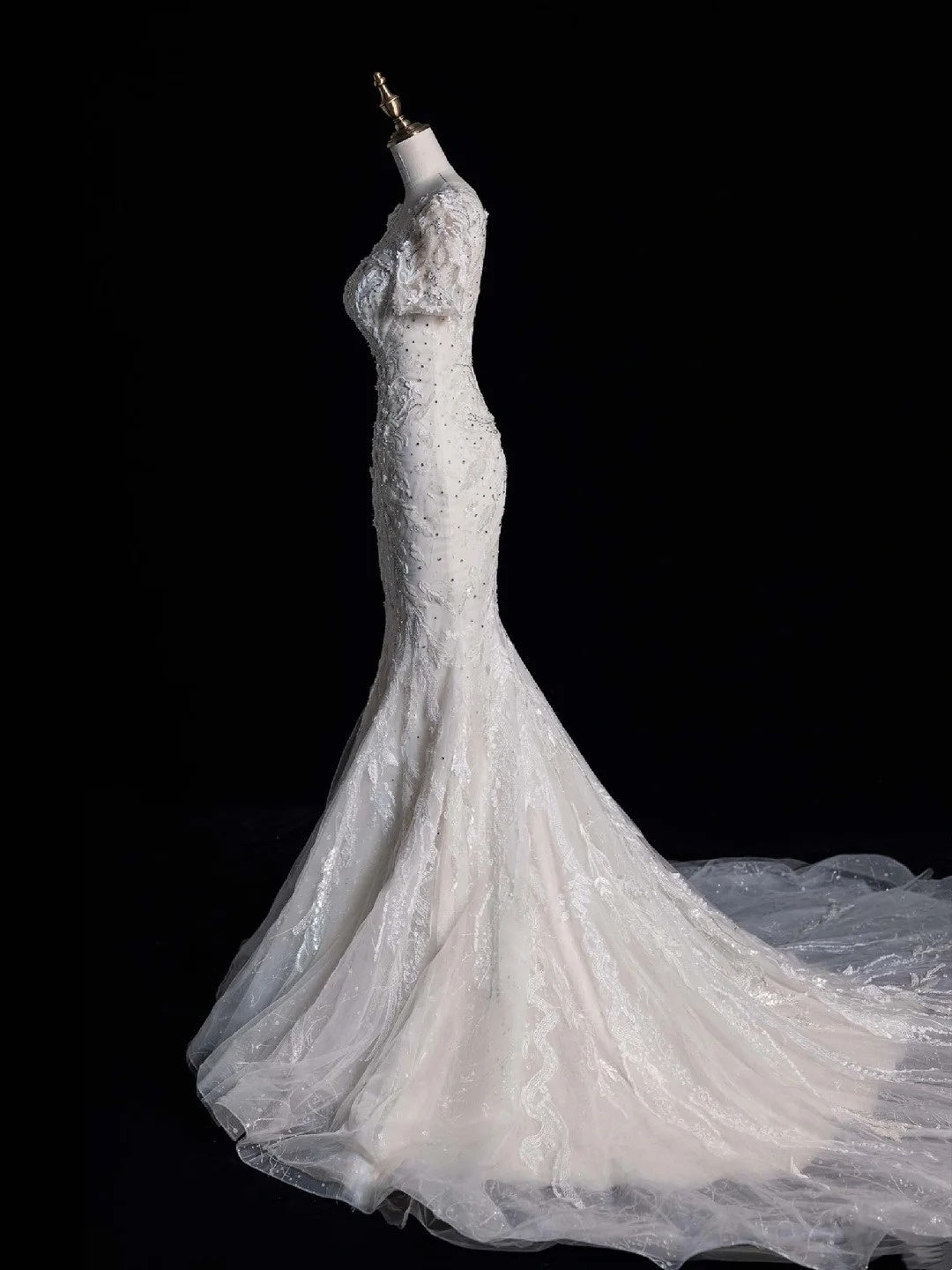 Robe de mariée sirène blanche à sequins et corsage perlé, col rond, manches courtes, coupe ajustée, modèle N607