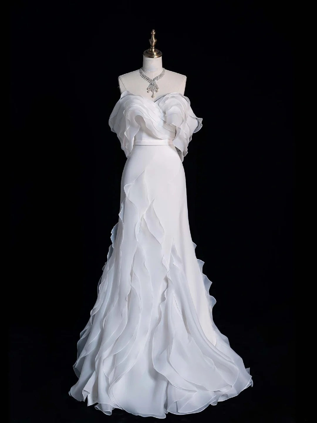 Robe de mariée sirène blanche en mousseline, épaules dénudées, corsage à volants, manches courtes, coupe ajustée, modèle N608