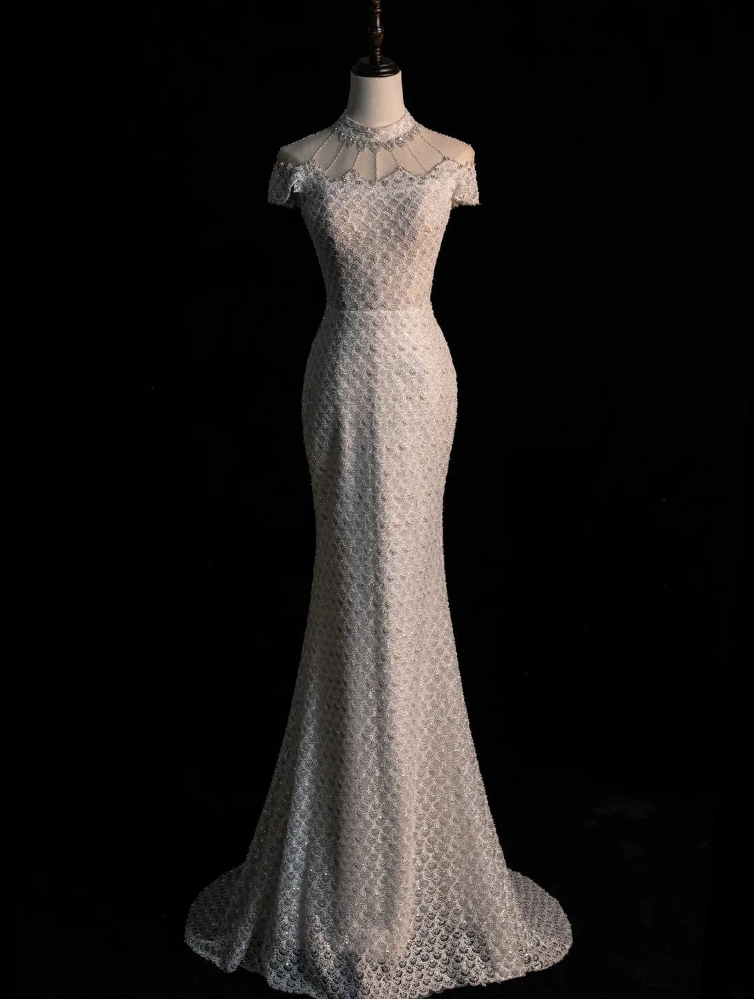 Robe de mariée sirène blanche à col montant et sequins, ornée de perles et de manches perlées, modèle N605