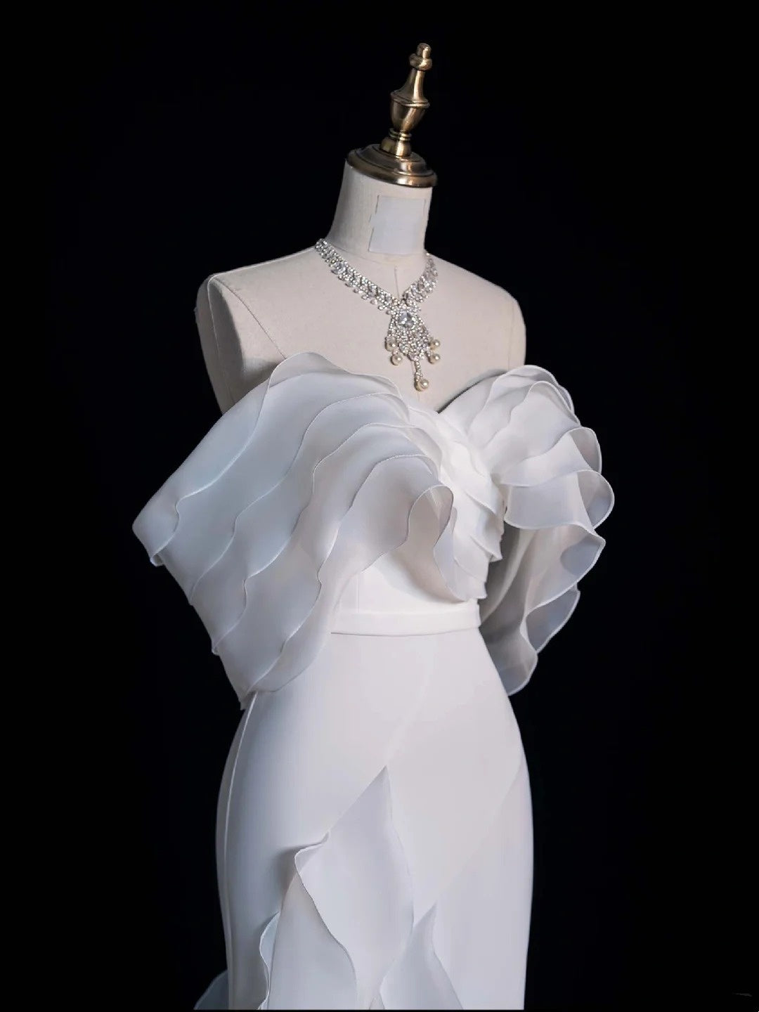 Robe de mariée sirène blanche en mousseline, épaules dénudées, corsage à volants, manches courtes, coupe ajustée, modèle N608