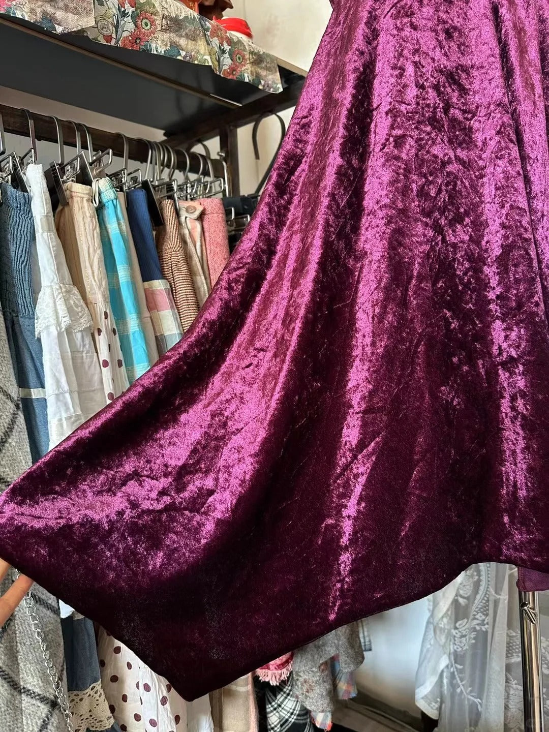 Robe de bal rétro chic en velours couleur raisin, coupe trapèze, dos nu, style années 50, référence N842
