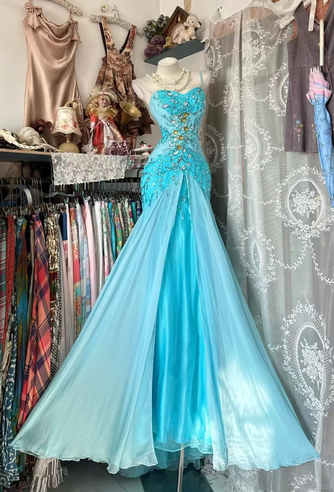 Elegantes, retro-elegantes Meerjungfrauen-Kleid mit Spaghettiträgern aus blauem Chiffon mit Perlen und Kristallen im Stil der 1950er Jahre – Abendkleid N844