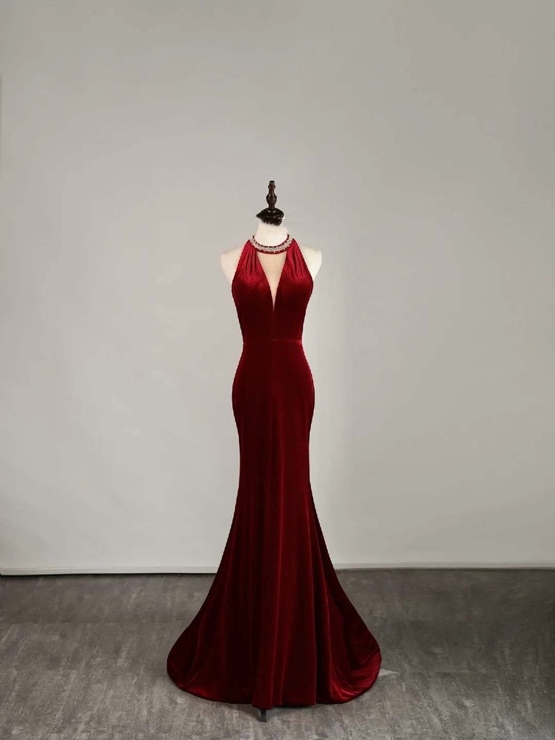 Robe de bal longue sirène en velours bordeaux ornée de perles, modèle N854