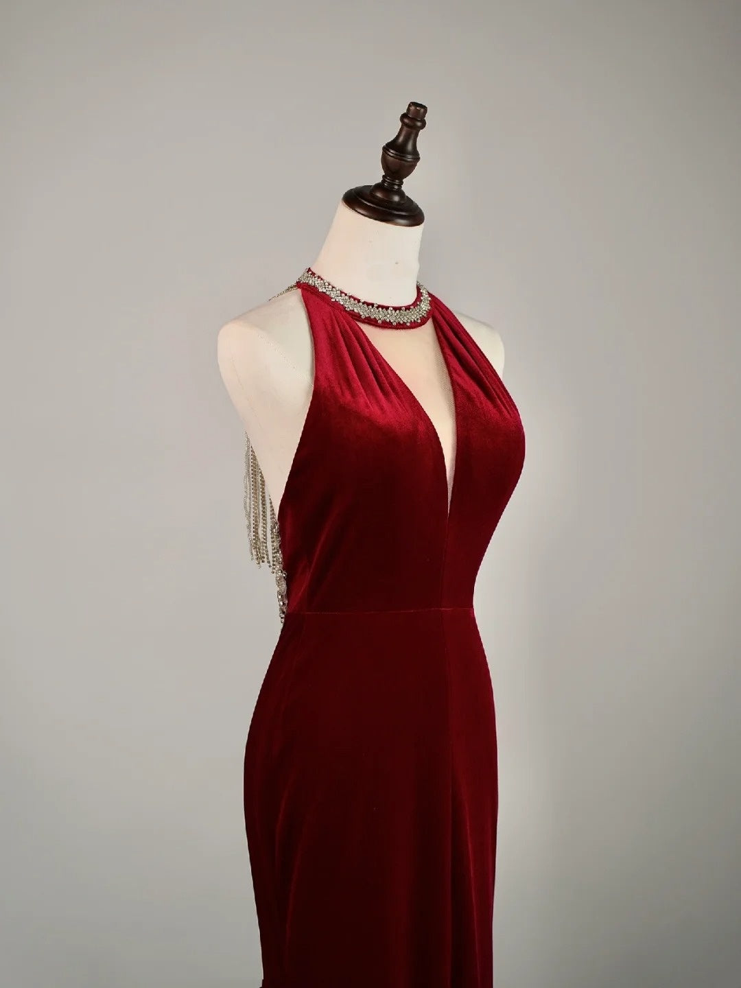 Robe de bal longue sirène en velours bordeaux ornée de perles, modèle N854