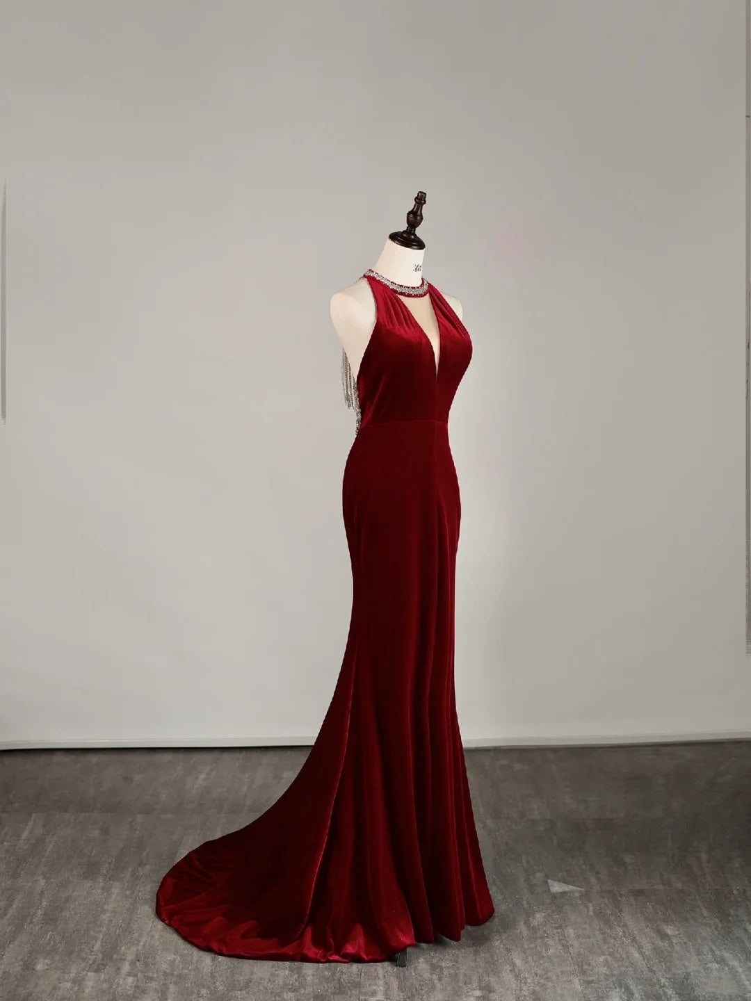 Robe de bal longue sirène en velours bordeaux ornée de perles, modèle N854