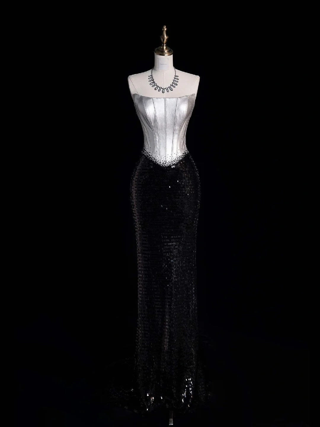 Klassisches, trägerloses Meerjungfrauen-Abendkleid im Retro-Stil der 1950er Jahre aus silber-grauem Satin mit schwarzen Pailletten (N864)