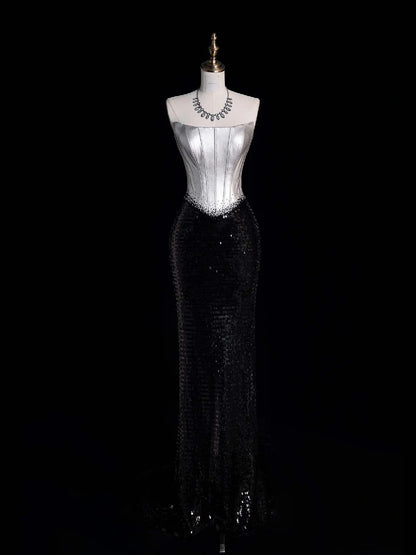 Klassisches, trägerloses Meerjungfrauen-Abendkleid im Retro-Stil der 1950er Jahre aus silber-grauem Satin mit schwarzen Pailletten (N864)