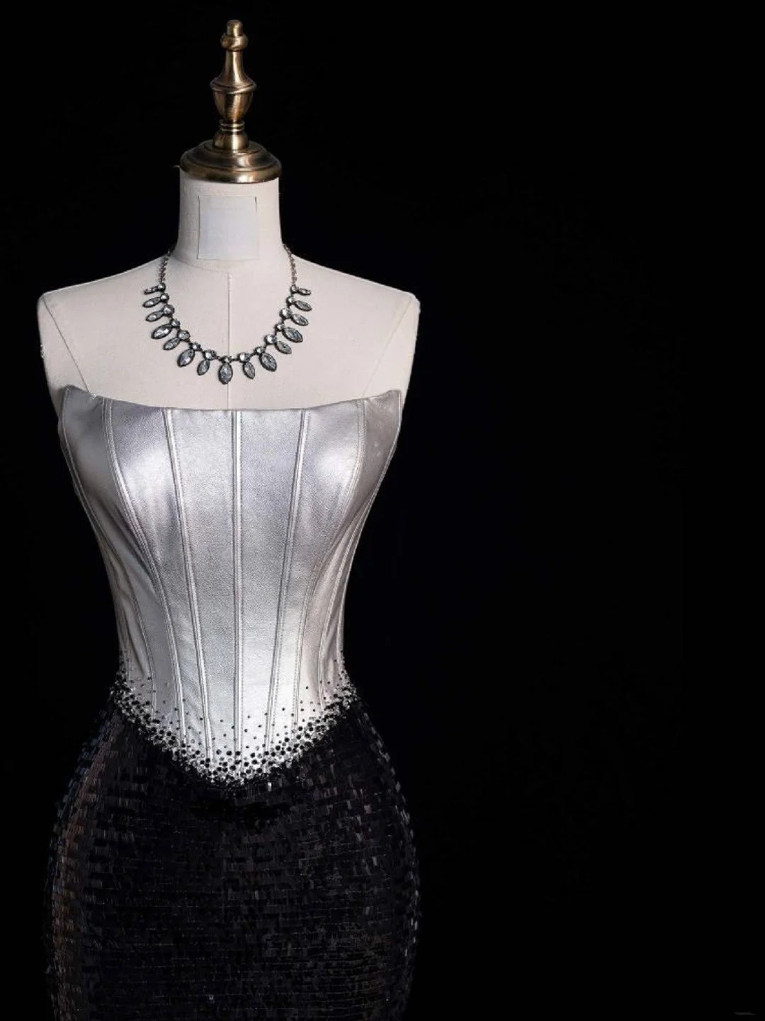 Klassisches, trägerloses Meerjungfrauen-Abendkleid im Retro-Stil der 1950er Jahre aus silber-grauem Satin mit schwarzen Pailletten (N864)
