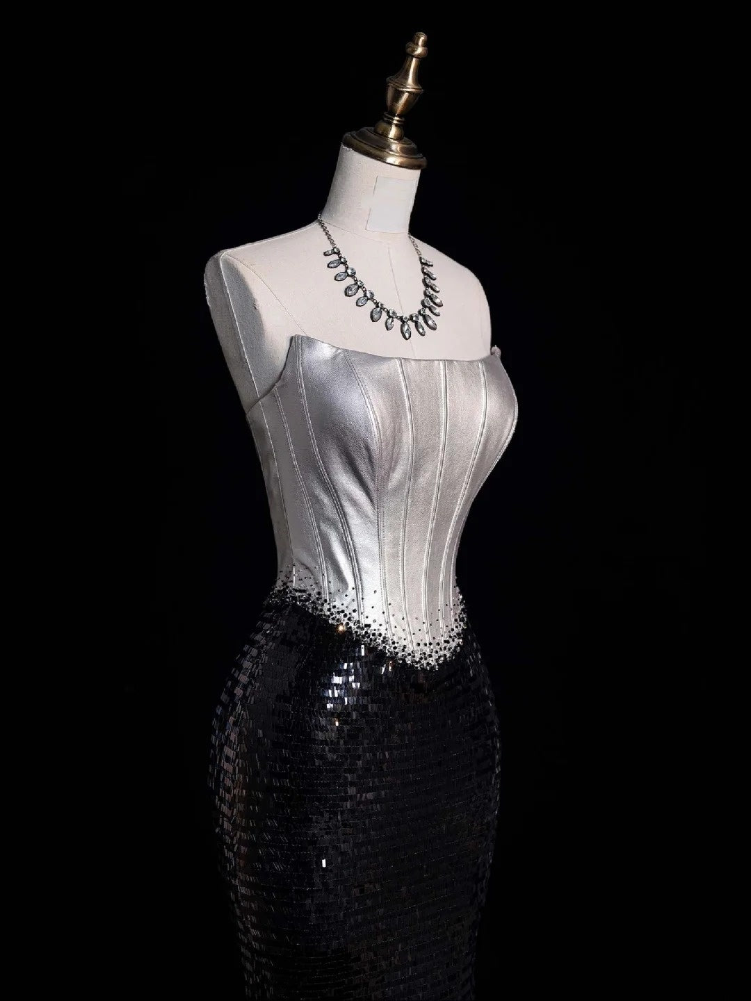 Klassisches, trägerloses Meerjungfrauen-Abendkleid im Retro-Stil der 1950er Jahre aus silber-grauem Satin mit schwarzen Pailletten (N864)