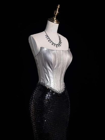 Klassisches, trägerloses Meerjungfrauen-Abendkleid im Retro-Stil der 1950er Jahre aus silber-grauem Satin mit schwarzen Pailletten (N864)