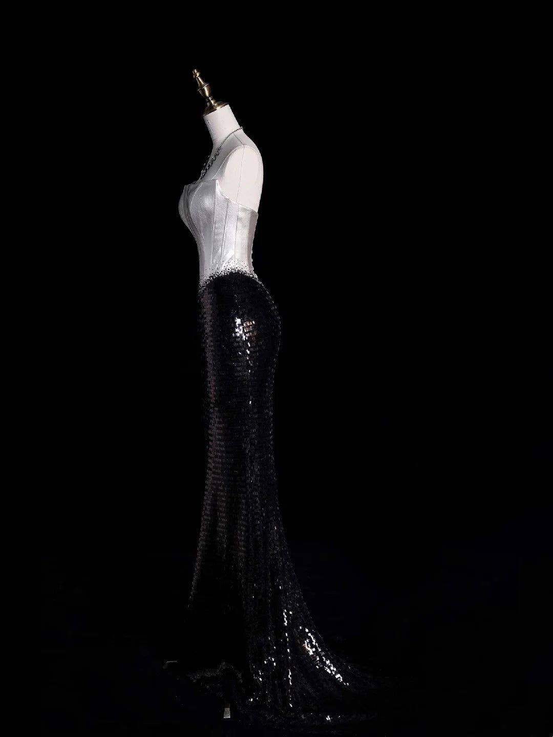 Klassisches, trägerloses Meerjungfrauen-Abendkleid im Retro-Stil der 1950er Jahre aus silber-grauem Satin mit schwarzen Pailletten (N864)