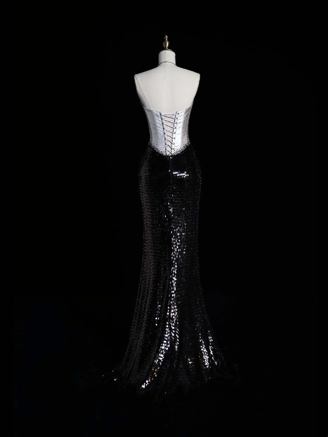Klassisches, trägerloses Meerjungfrauen-Abendkleid im Retro-Stil der 1950er Jahre aus silber-grauem Satin mit schwarzen Pailletten (N864)