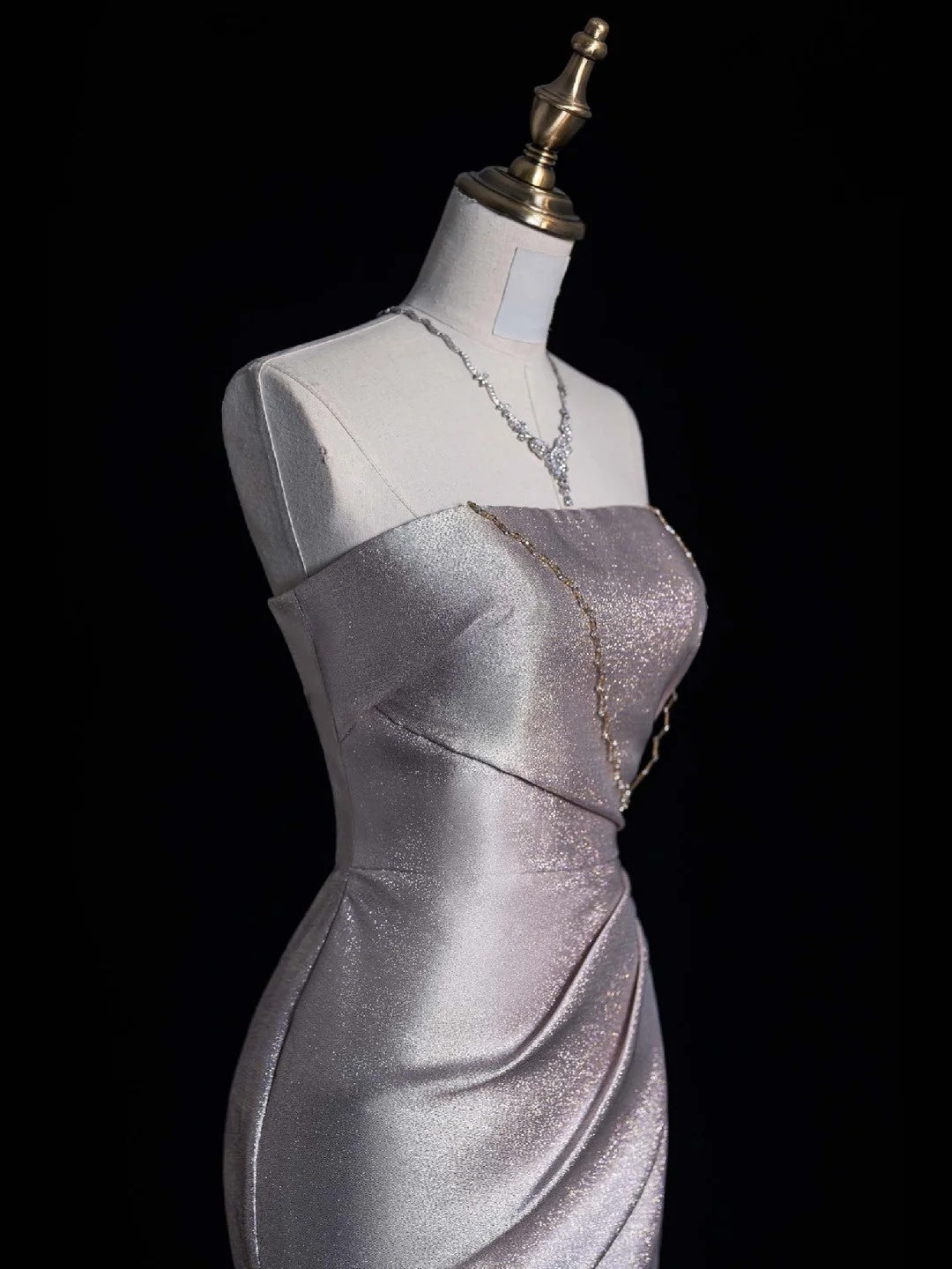 Robe de bal longue sirène rétro chic sans bretelles en satin gris argenté avec fente, style années 1950, référence N865