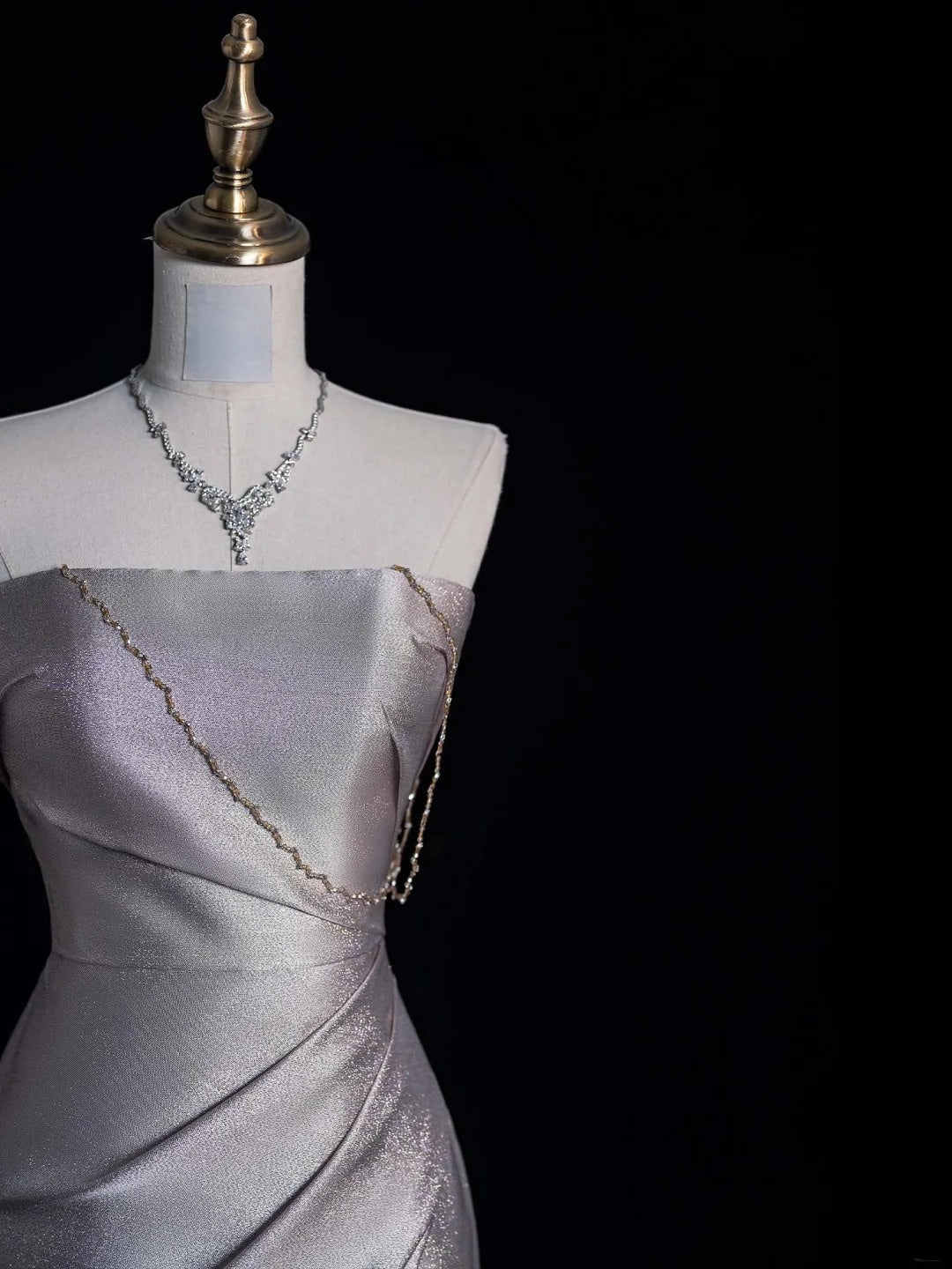 Robe de bal longue sirène rétro chic sans bretelles en satin gris argenté avec fente, style années 1950, référence N865