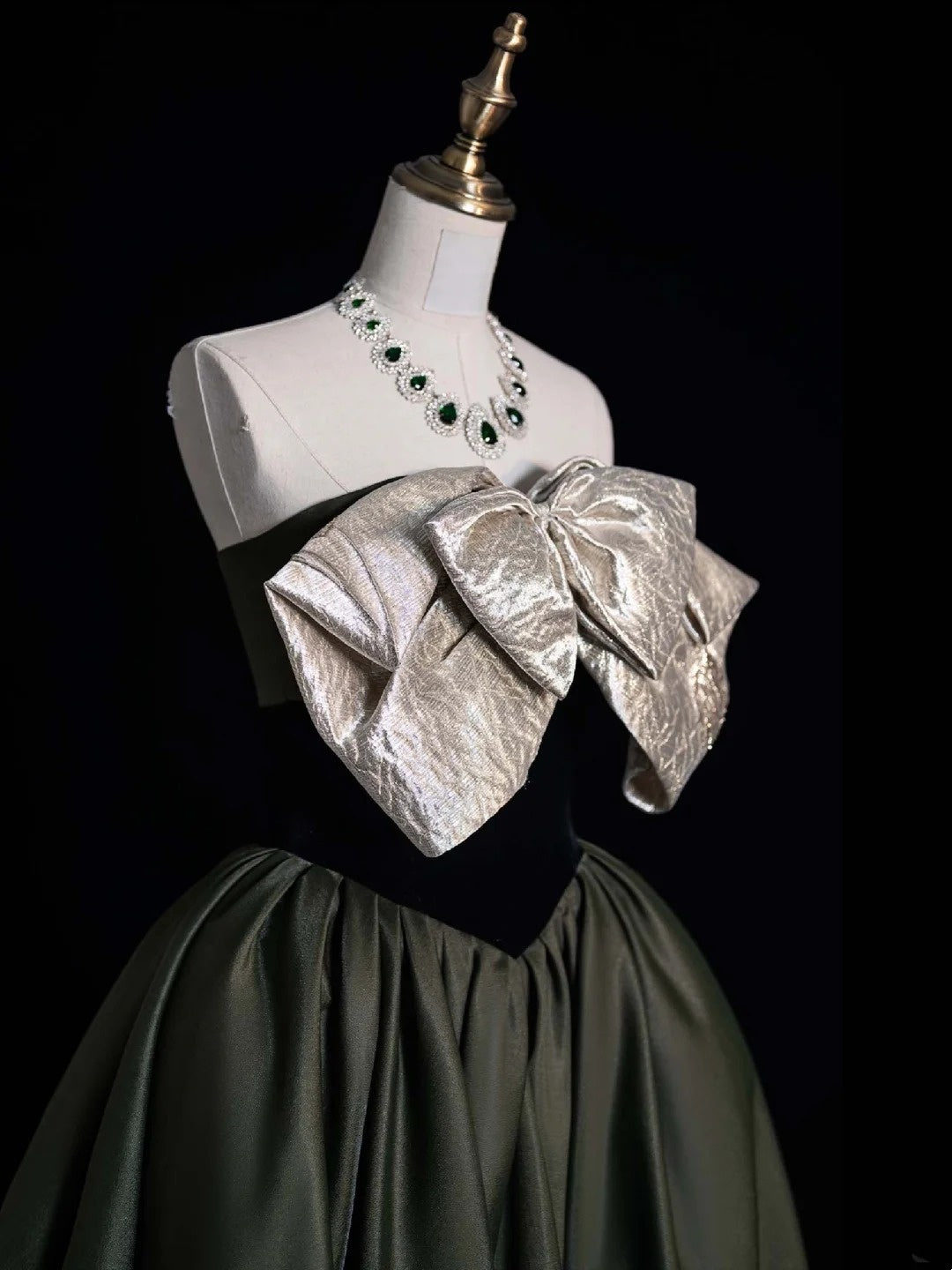 Elegantes, trägerloses, olivgrünes Satin-Abendkleid im Retro-Stil der 1950er Jahre, Abendkleid N868