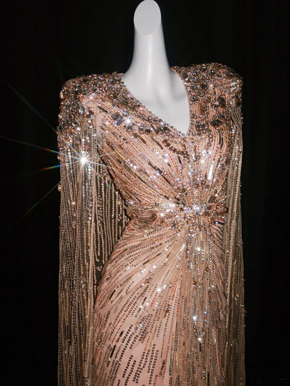 Robe de soirée chic en rose poudré à sequins, col en V et manches longues, style cape, idéale pour un bal de fin d'année ou une soirée de gala (N946)