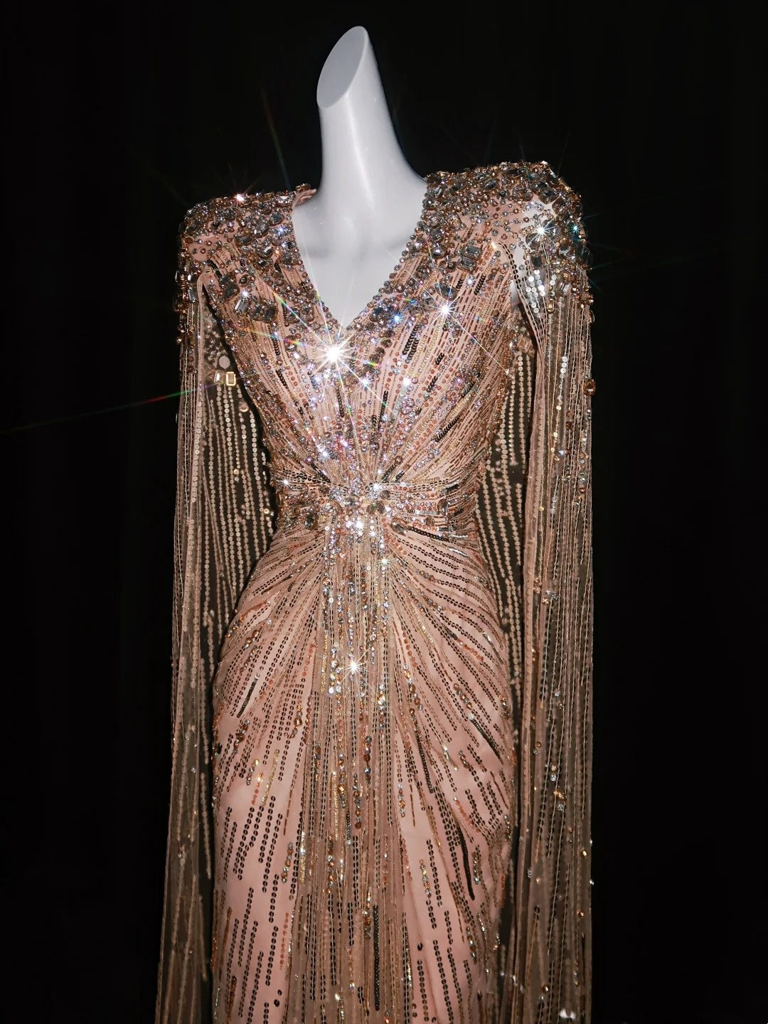 Robe de soirée chic en rose poudré à sequins, col en V et manches longues, style cape, idéale pour un bal de fin d'année ou une soirée de gala (N946)