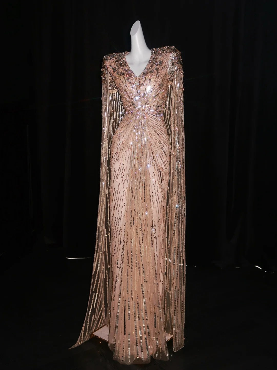 Robe de soirée chic en rose poudré à sequins, col en V et manches longues, style cape, idéale pour un bal de fin d'année ou une soirée de gala (N946)