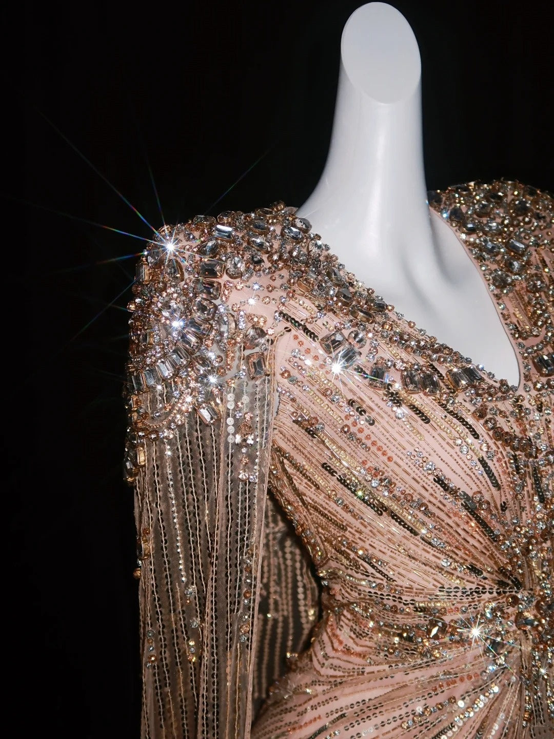 Robe de soirée chic en rose poudré à sequins, col en V et manches longues, style cape, idéale pour un bal de fin d'année ou une soirée de gala (N946)