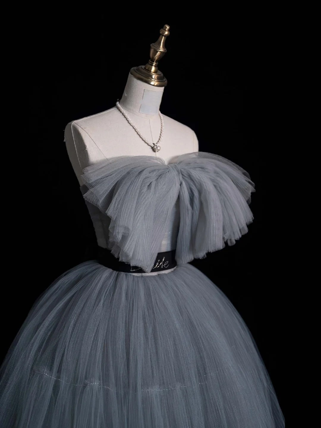 Robe de bal simple, bustier, en tulle gris argenté, courte, idéale pour un 16e anniversaire, le bal de fin d'année du collège ou une soirée cocktail (N954)