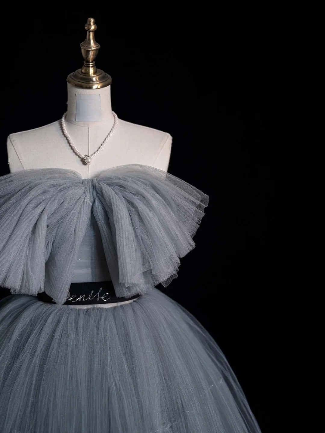 Robe de bal simple, bustier, en tulle gris argenté, courte, idéale pour un 16e anniversaire, le bal de fin d'année du collège ou une soirée cocktail (N954)