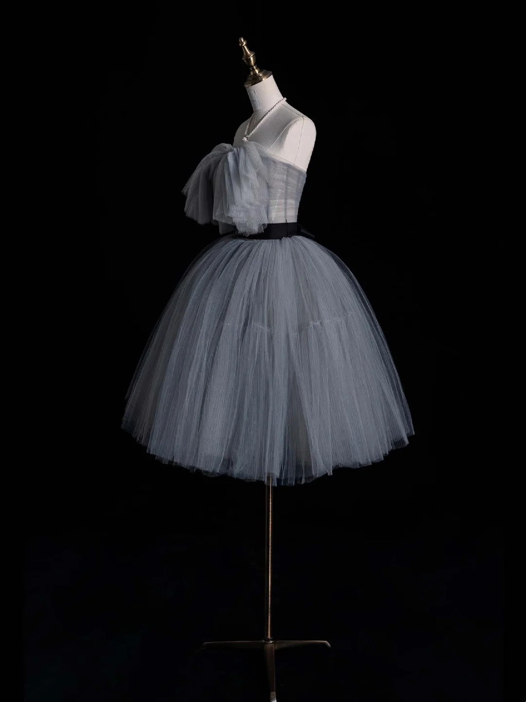 Robe de bal simple, bustier, en tulle gris argenté, courte, idéale pour un 16e anniversaire, le bal de fin d'année du collège ou une soirée cocktail (N954)