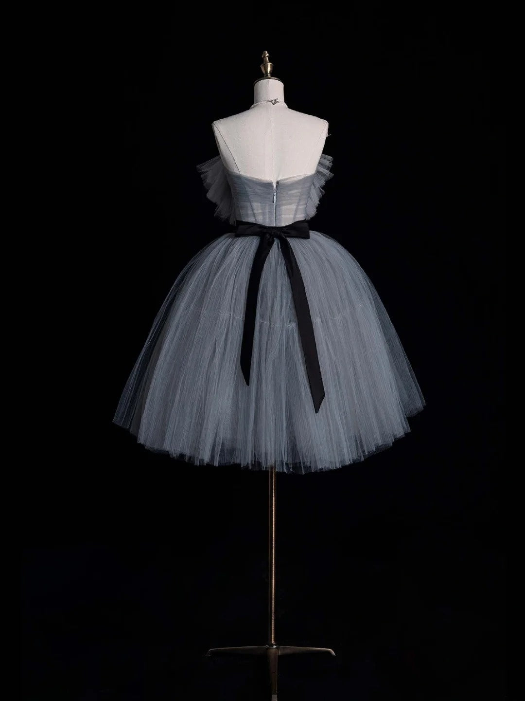 Robe de bal simple, bustier, en tulle gris argenté, courte, idéale pour un 16e anniversaire, le bal de fin d'année du collège ou une soirée cocktail (N954)
