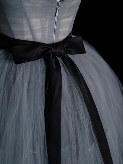 Robe de bal simple, bustier, en tulle gris argenté, courte, idéale pour un 16e anniversaire, le bal de fin d'année du collège ou une soirée cocktail (N954)