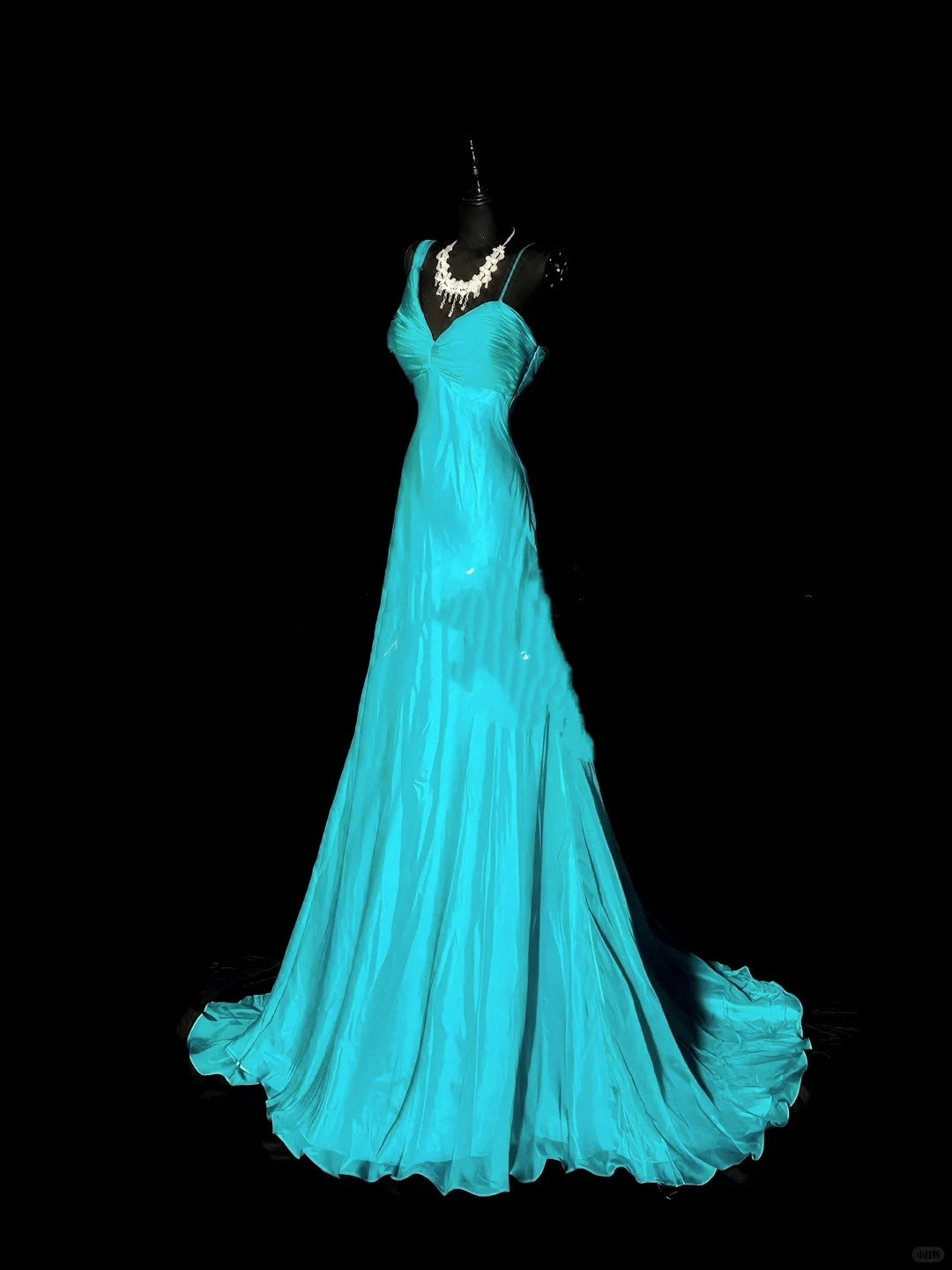 Robe de bal longue unique en mousseline bleue, coupe trapèze, corsage plissé, style années 50, idéale pour une soirée ou un 18e anniversaire (N968)