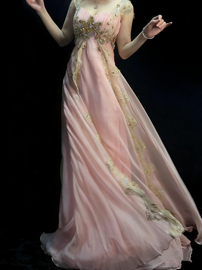 Robe de bal longue rose en mousseline de soie et dentelle, coupe trapèze, décolleté cœur et bretelles, N992