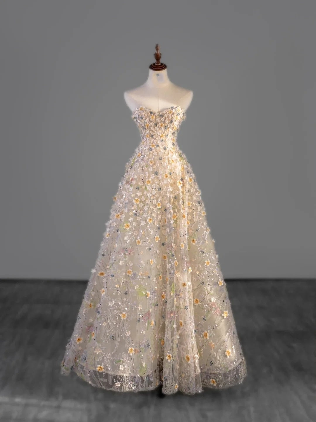 Robe de bal sobre en tulle champagne à bustier cœur fleuri, idéale pour les études supérieures ou les remises de diplômes (N1215).