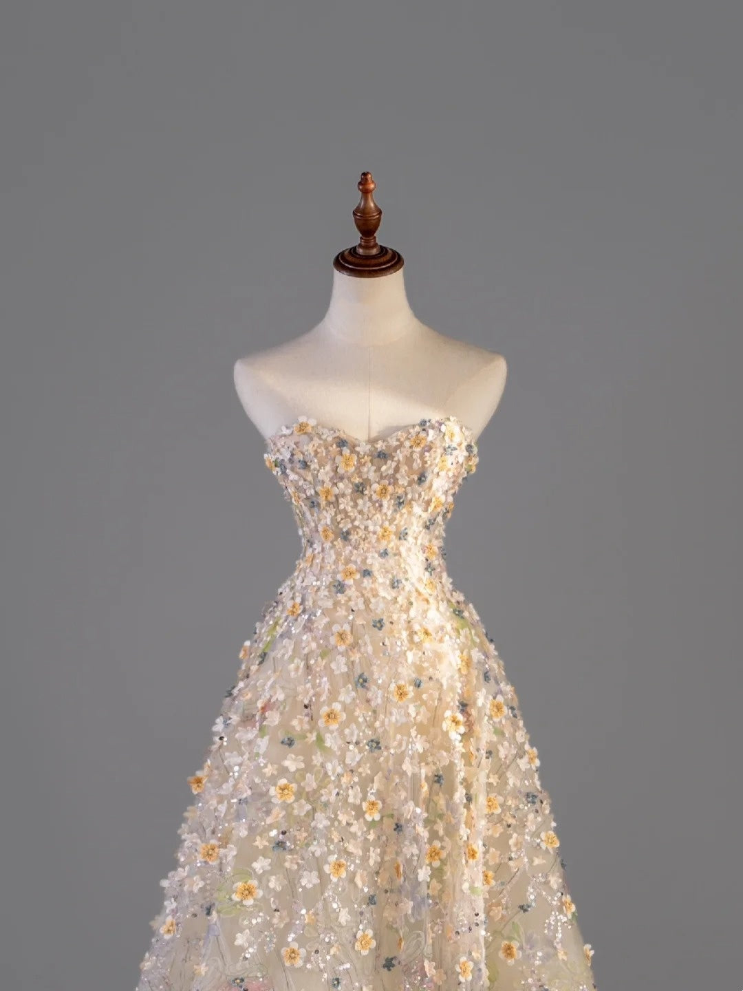 Robe de bal sobre en tulle champagne à bustier cœur fleuri, idéale pour les études supérieures ou les remises de diplômes (N1215).