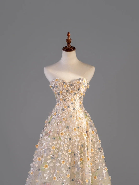 Elegantes Ballkleid mit Herzausschnitt, Tüll, Champagnerfarben mit Blumenmuster am Oberteil, College-Stil, formelles Outfit, langes Abschlussballkleid, Inspiration für Abschlussfeiern, N1215