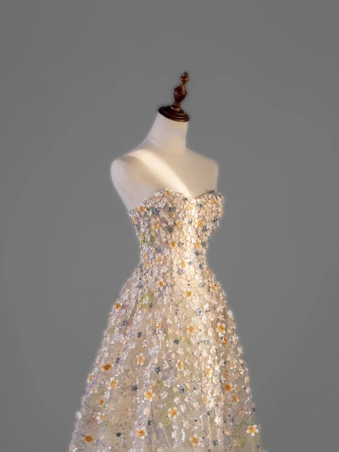 Robe de bal sobre en tulle champagne à bustier cœur fleuri, idéale pour les études supérieures ou les remises de diplômes (N1215).